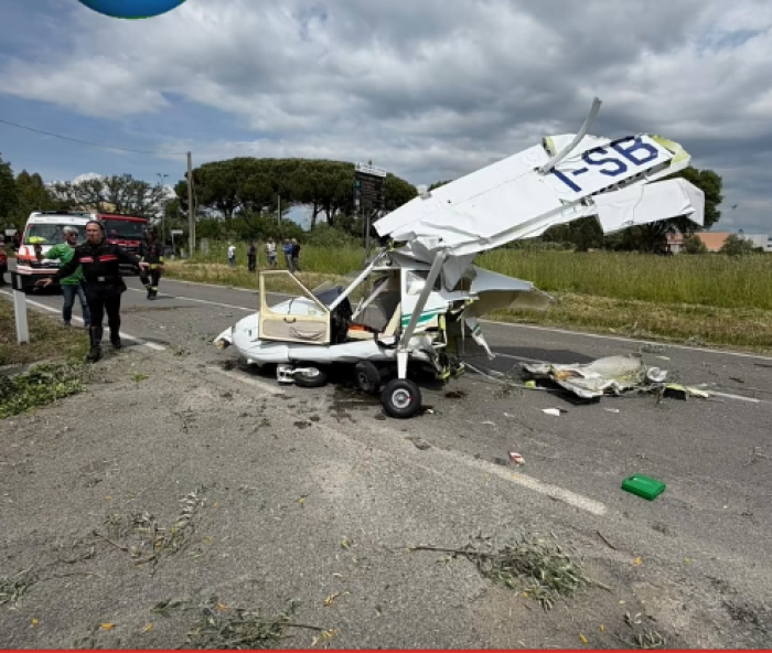 Ultraleggero precipita e colpisce un'auto a Cecina: tragedia sfiorata 