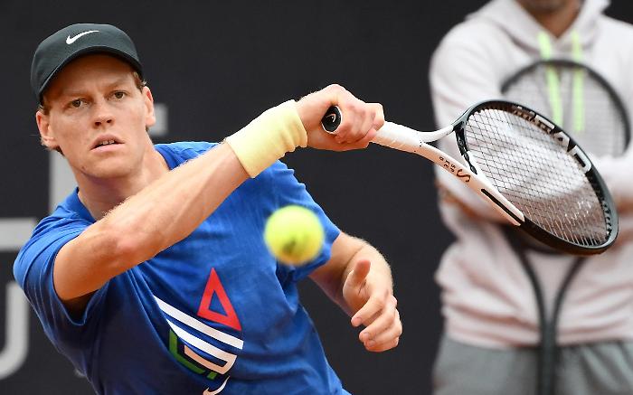 Sinner vince all'esordio agli Internazionali d'Italia: battuto Ofner 6-3 6-4
