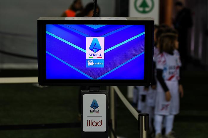 Calcio, terremoto arbitri: l'inchiesta punta ai vertici dopo le rivelazioni dei varisti