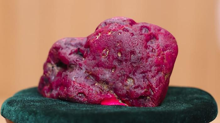 Il "Gigante Rosso" di Mogok: sembra una fragola ma &egrave; un rubino di 2,2 chili che vale milioni di dollari