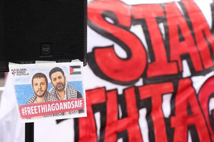 Global Sumud Flotilla, Israele espelle  Saif Abukeshek e Thiago &Aacute;viladella dopo oltre una settimana di detenzione