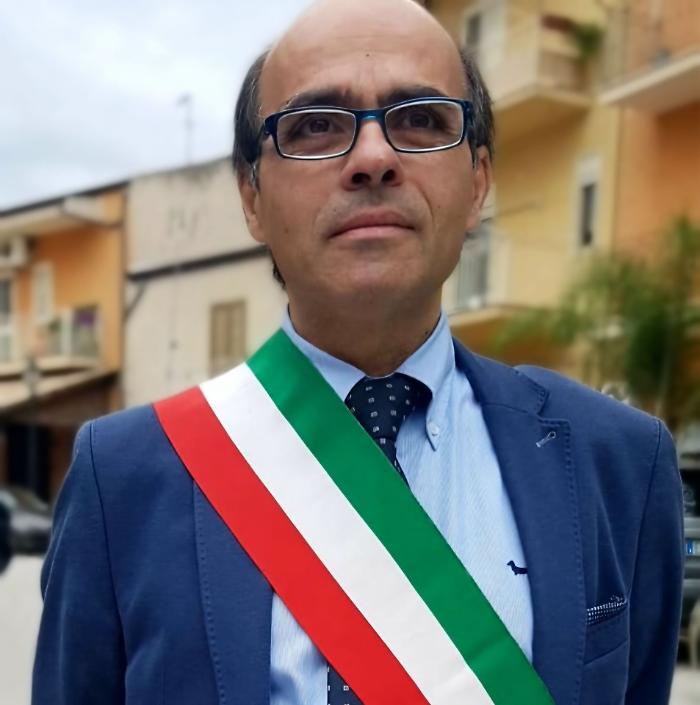 Manifesto funebre con la foto del sindaco Spinelli: seconda intimidazione in una settimana