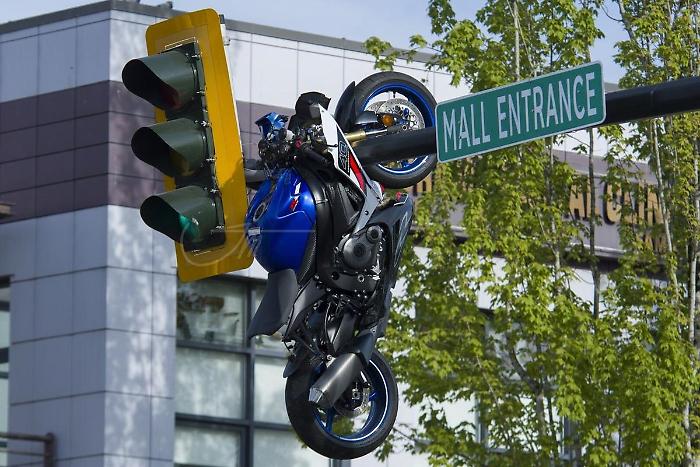 Moto appesa nel braccio del semaforo dopo un incidente: la scena surreale dopo lo schianto