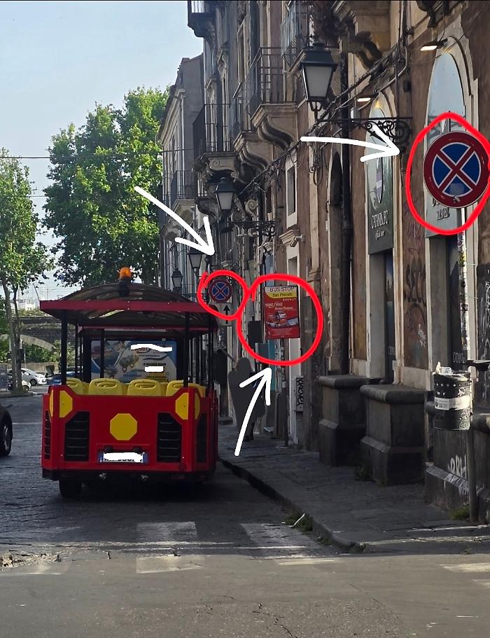 Bus turistici in piazza San Placido Catania