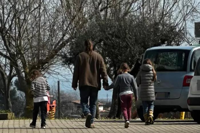 Casa nel bosco, gli avvocati della famiglia rinunciano alla difesa: &laquo;Non c'era una visione comune&raquo;