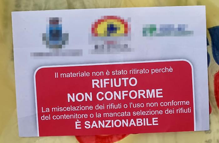Vittoria, ancora bollini rossi sui sacchi della differenziata. E il dibattito si amplia