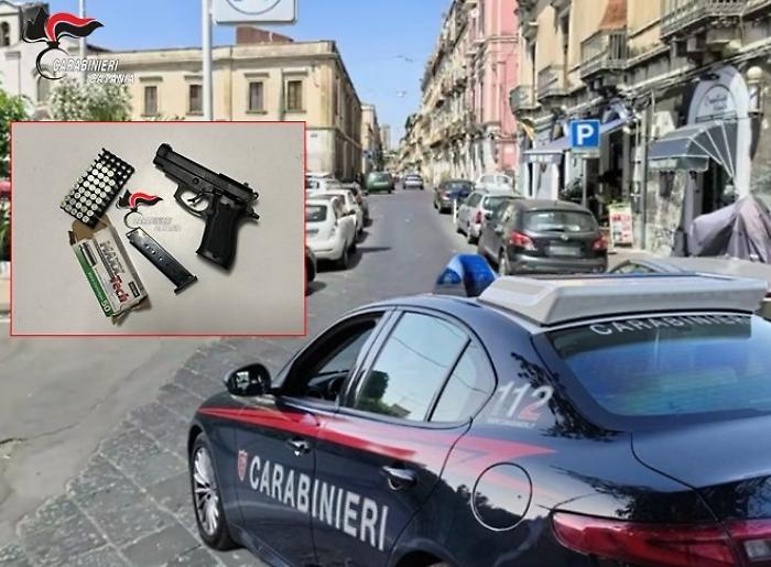 Gira per via Umberto agitato e con una pistola in mano: uomo arrestato a Catania grazie alle segnalazioni dei passanti