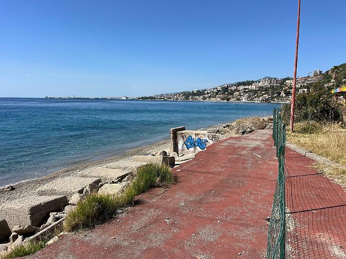 Trocadero, la pista spazzata dal mare, un progetto di recupero fermo da anni, ma "a breve il bando"