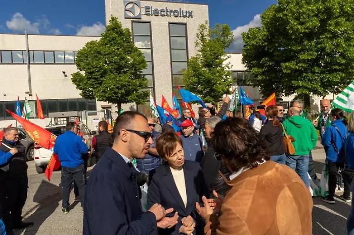 Electro...shock: lavoratori i sciopero dopo l'annuncio di Electrolux di 1.700 esuberi e la chiusura di Cerreto d'Esi