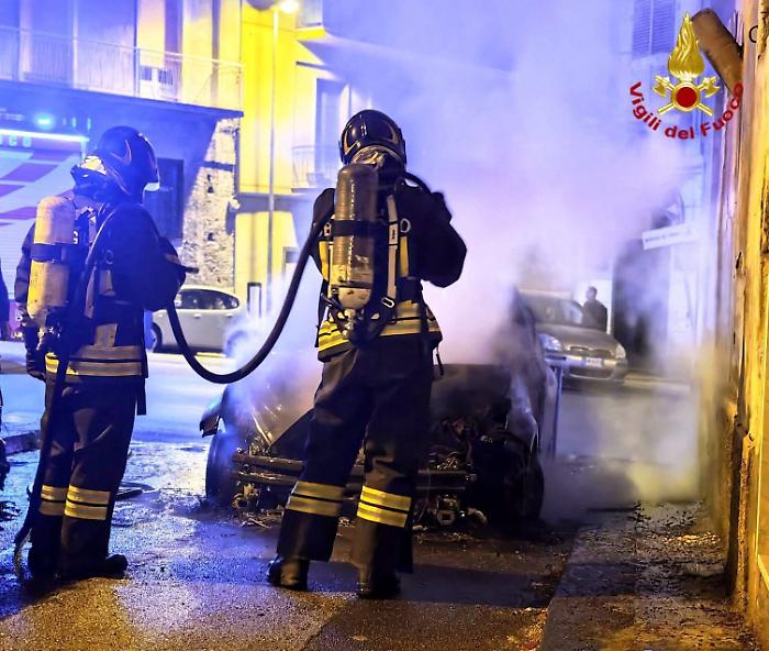 Vittoria, auto in fiamme in via Brescia. Si teme che l'episodio possa essere stato doloso