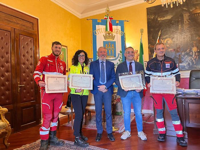 Eroi in camice e coraggio: Agrigento premia gli operatori del 118 aggrediti a San Calogero