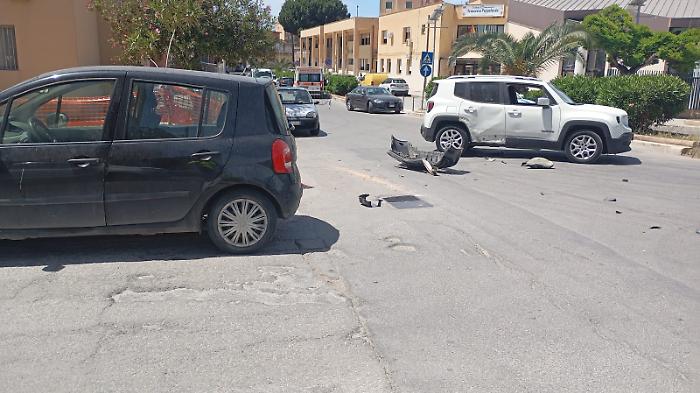 Vittoria, scontro tra due auto all'uscita dalla scuola