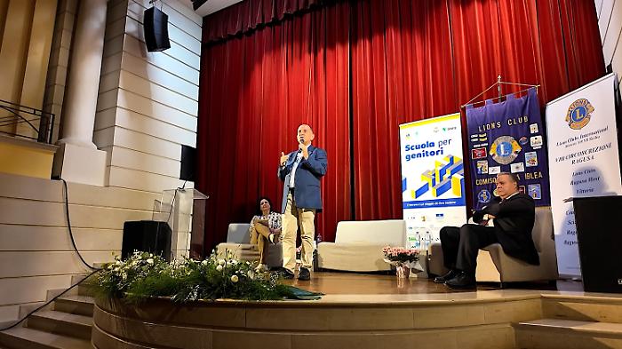 Comiso, Pellai scuote le mamme e i pap&agrave;: "Lo smartphone prima dei 14 anni &egrave; un errore educativo"