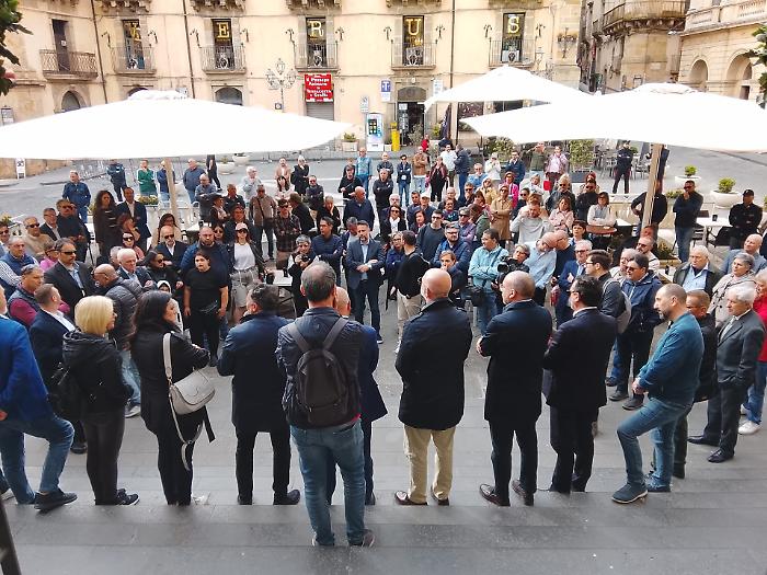 Caltagirone scende in piazza contro roghi e intimidazioni: &laquo;Non vogliamo arrenderci&raquo;
