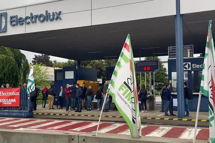 Electrolux, sciopero del 25 maggio e stato di agitazione: i sindacati chiedono un piano per la reindustrializzazione