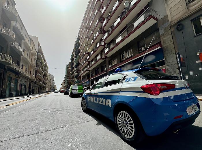 Furto goloso in un supermercato: ruba oltre 100 barrette di cioccolato ma viene scoperta