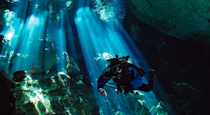 Sub morti alle Maldive, apneista Pelizzari: "La grotta pu&ograve; diventare una trappola"