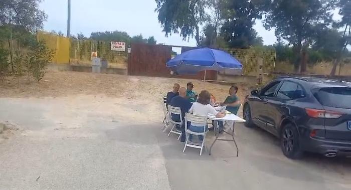 A Poggio Arena  spunta l'accesso a mare ma la battaglia dei residenti si inasprisce 