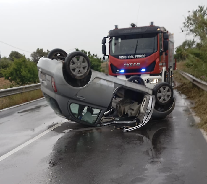 Vittoria, perde il controllo dell'auto che si ribalta pi&ugrave; volte su se stessa: ferito il conducente