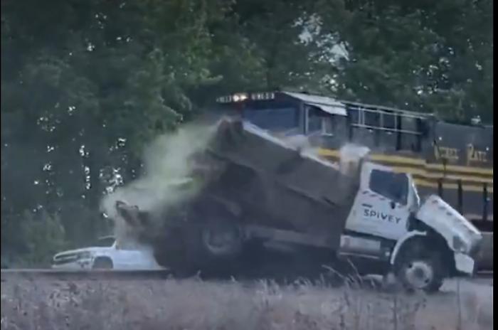 Locomotore travolge camion per lo spurgo in Viginia