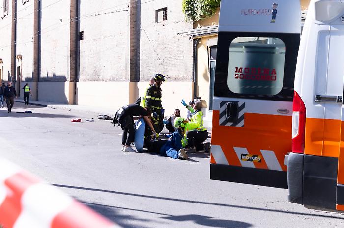 Attacco a Modena, Meloni rientra in Italia: oggi in citt&agrave; con Mattarella. Il dolore della comunit&agrave;