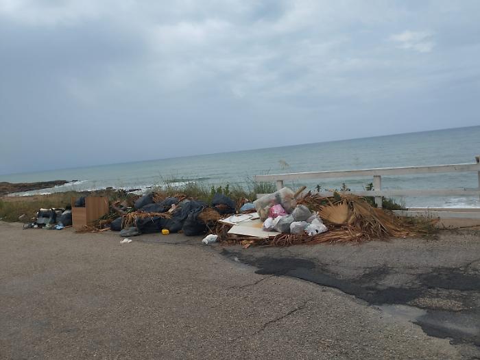 A Scoglitti spazzatura con vista mare