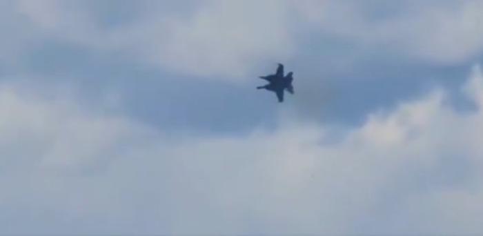  Jet militari si scontrano in volo, equipaggi salvi: il video shock della collisione 