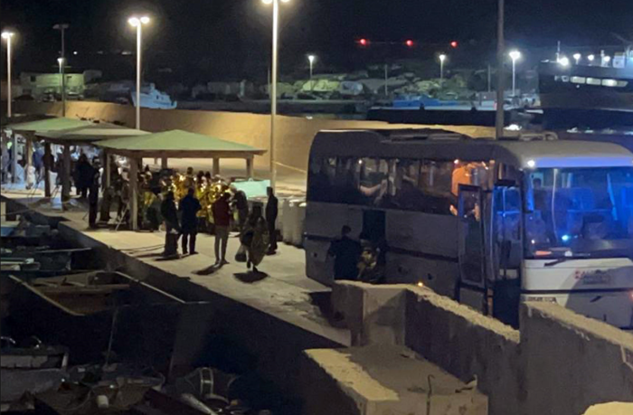 Lampedusa, neonata morta per ipotermia: madre e sorella restano nell'hotspot; 44 trasferimenti in giornata
