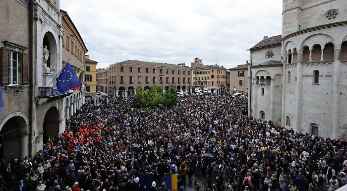 La risposta di Modena alla tragedia: una piazza unita contro chi semina odio  