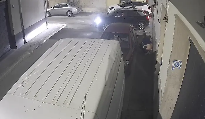 Vittoria, trionfa il degrado: si ferma a defecare sul marciapiede sotto casa