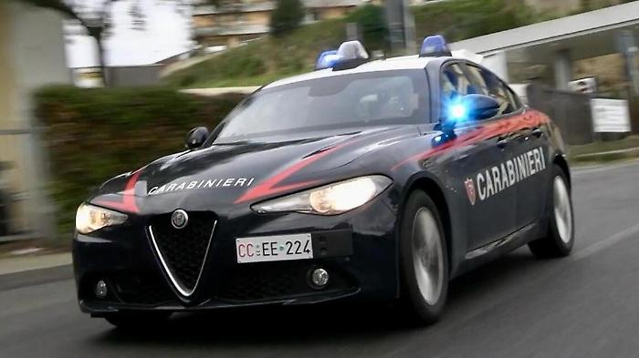Provoca un incidente e si scaglia contro i militari: cinquantacinquenne ai domiciliari