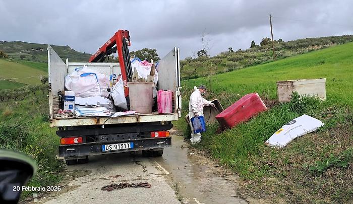 Strade trasformate in discariche: rimosse 235 tonnellate di rifiuti, allarme amianto sulle provinciali
