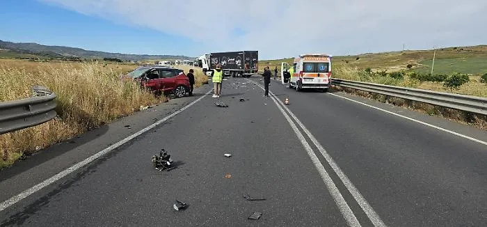 Tir tocca un'auto in curva, maxi incidente con due feriti sulla statale Catania-Gela