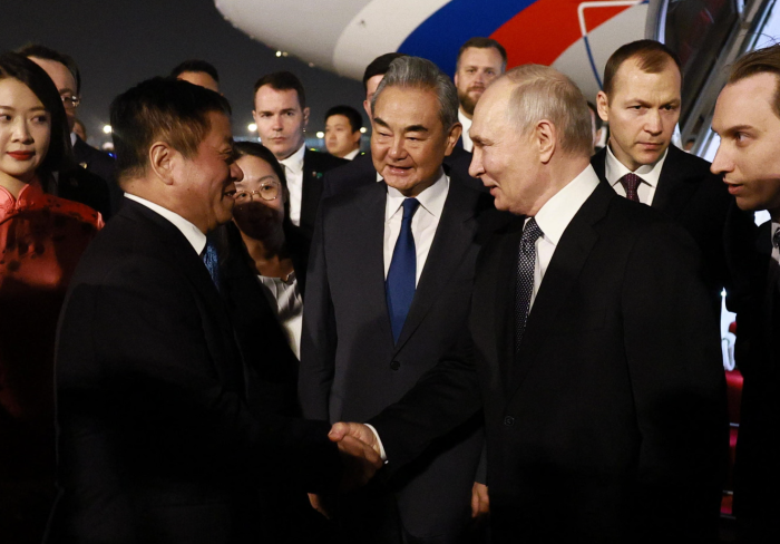 Putin a Pechino tra accoglienza e minacce: Mosca avvia esercitazioni nucleari prima del vertice con Xi
