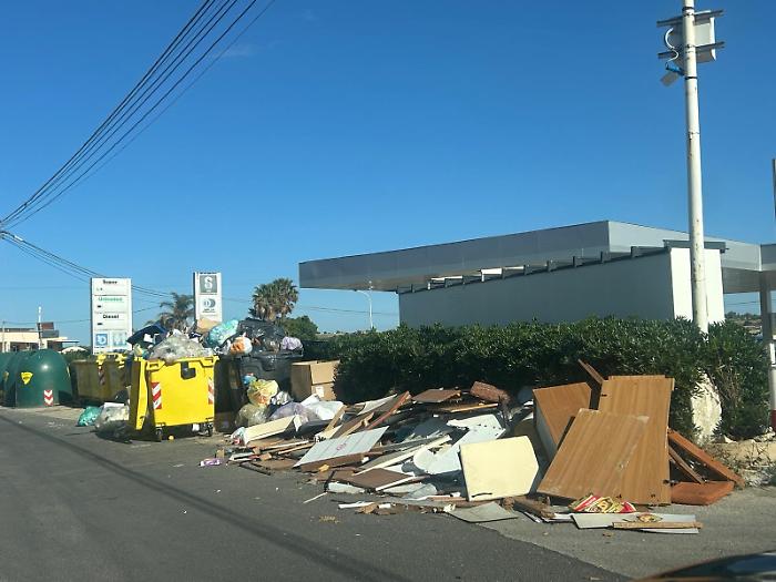 Modica, rifiuti abbandonati da due settimane e le piazzole si trasformano in discariche
