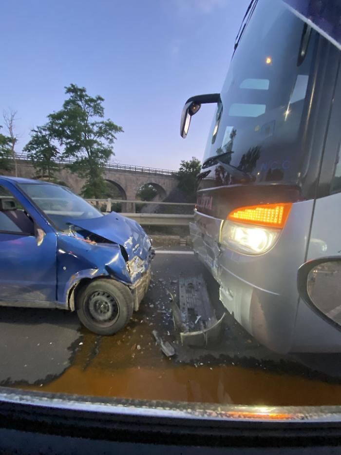 Vittoria, utilitaria contro bus: feriti lievi