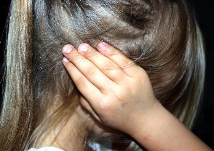 Gli abusi nel Catanese e l'orrore in casa a 12 anni: mamma e patrigno aguzzini, avrebbero dovuto proteggerla 
