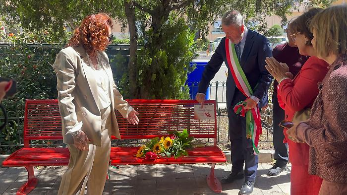 Agrigento contro il femminicidio: una panchina rossa nel ricordo di Antonella Alfano