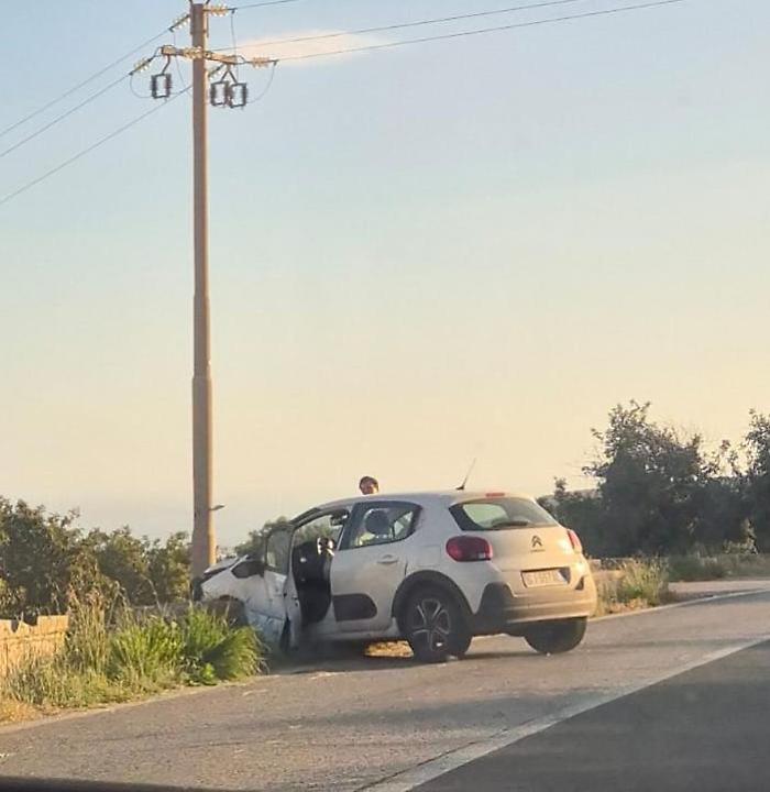 Ragusa, incidente stradale a Pizzillo: perde il controllo dell'auto e sbatte contro un palo della luce