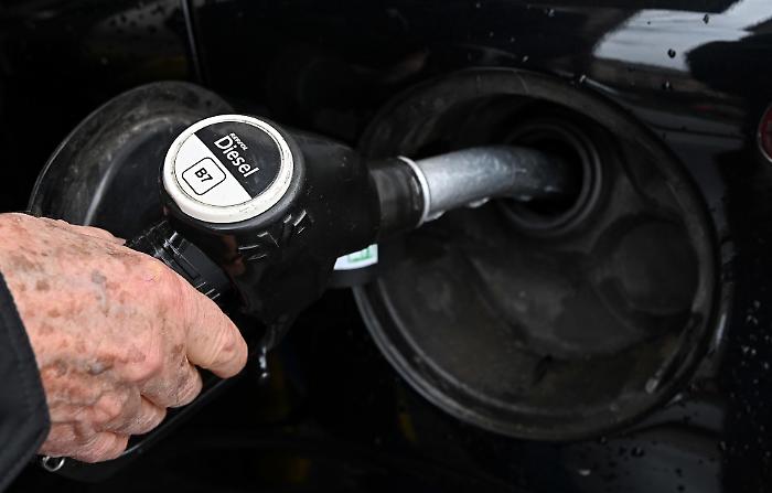 Pieno a due velocit&agrave;: il salvagente del governo premia il diesel 