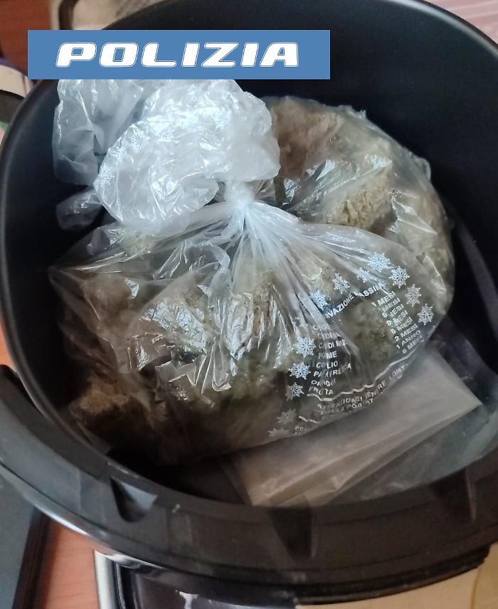 Marijuana nascosta nella friggitrice: arrestato un 31enne, aveva anche una pistola con silenziatore