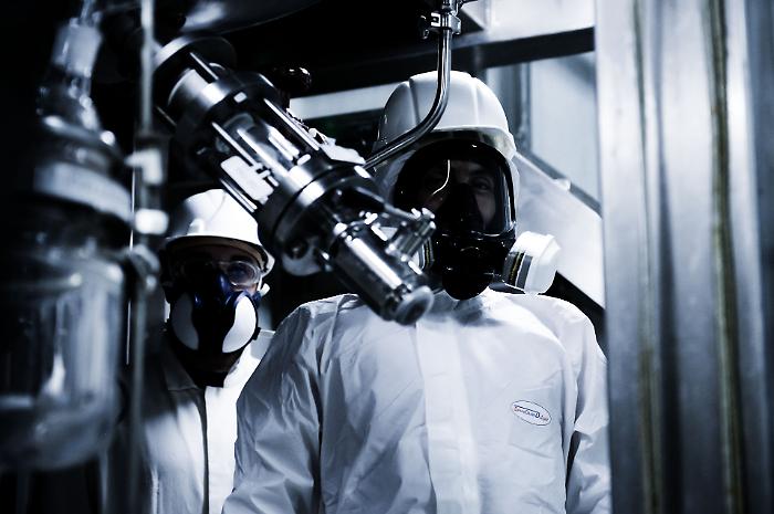 Ebola, l'allarme dell'infettivologa: &laquo;Casi in crescita esponenziale, attenzione agli scali intermedi dei voli&raquo;