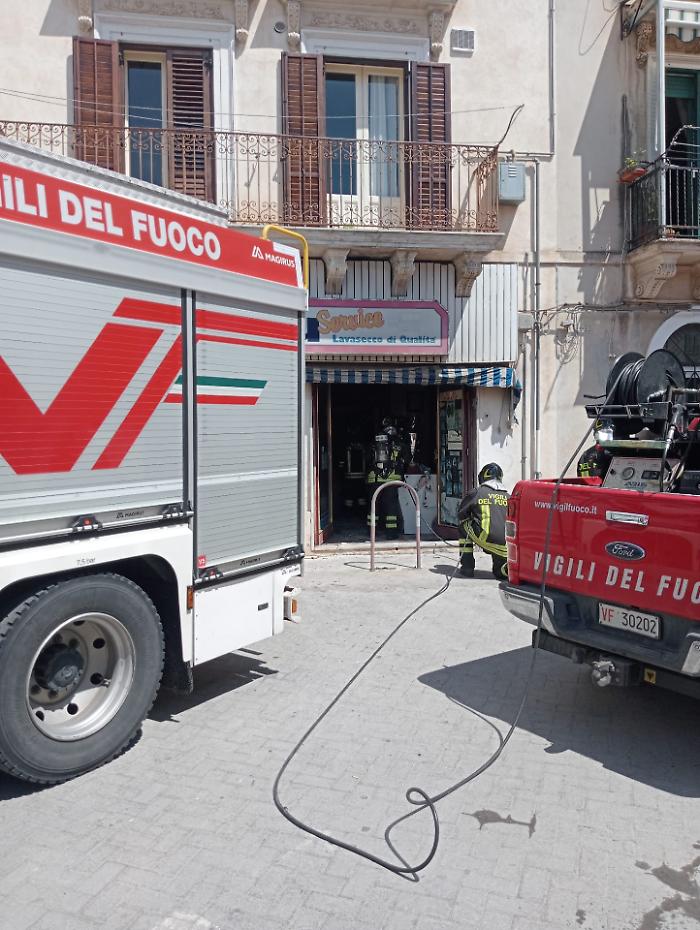 Fumo da un negozio di lavanderia, a Scicli allarme per un presunto incendio