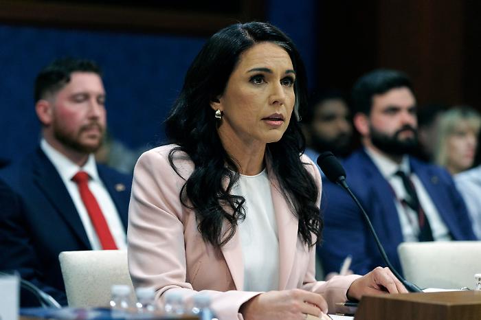 Tulsi Gabbard lascia la guida dell'Intelligence Usa: il dramma familiare dietro il passo indietro