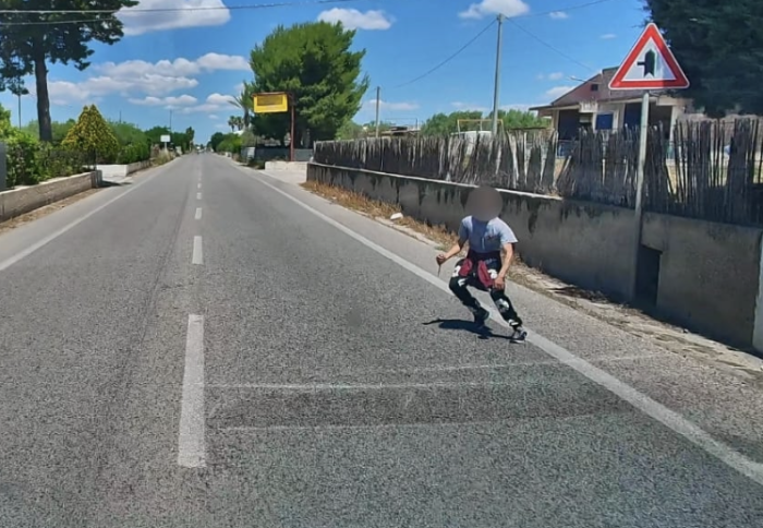 Vittoria, cerca di colpire le auto in transito. Extracomunitario bloccato dalla polizia