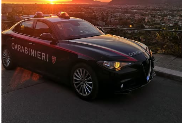 Stalking per gelosia: arrestato un 48enne accusato di aver picchiato un 59enne
