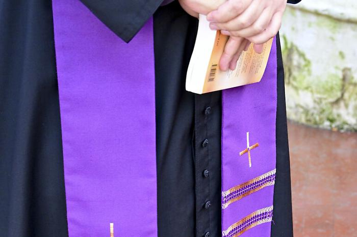 Chiesa senza sacerdoti: ora governano le donne (ma non sull'altare) 