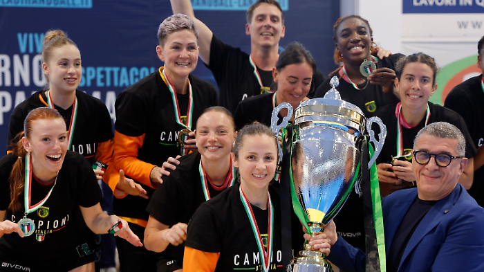 Pallamano: la Sicilia rosa fa festa, l'Handball Erice campione d'Italia e promozione in Serie A1 dell'Handball Trapani