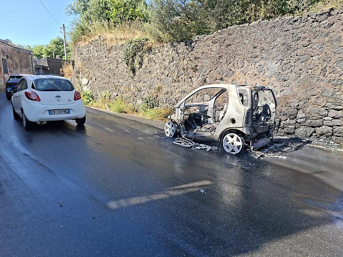 Traffico in tilt per un'auto in fiamme
