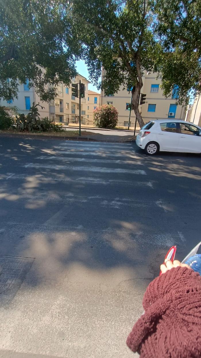 Strisce pedonali sbiadite in viale Odorico da Pordenone, urgente ripristino